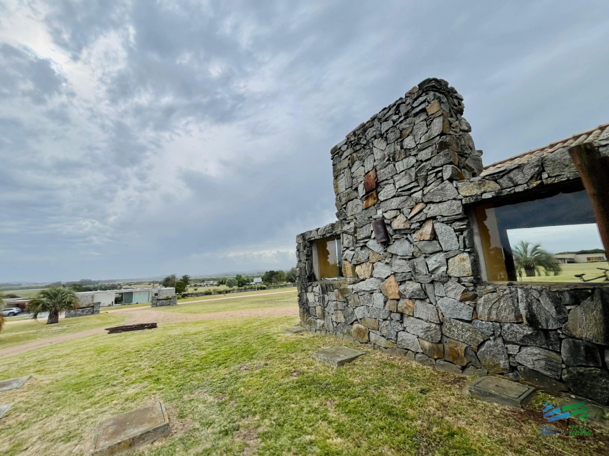 Chacra ID.2526 - Casa en venta en barrio privado EL Quijote, La Barra, Punta del Este