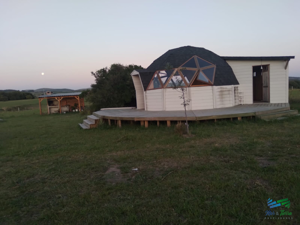 Chacra ID.5381 - Simpática chacra con 2 construcciones bien diferentes con un enfoque Agro-Ecológico a 800 mts de R.12 y 30 minutos de Punta