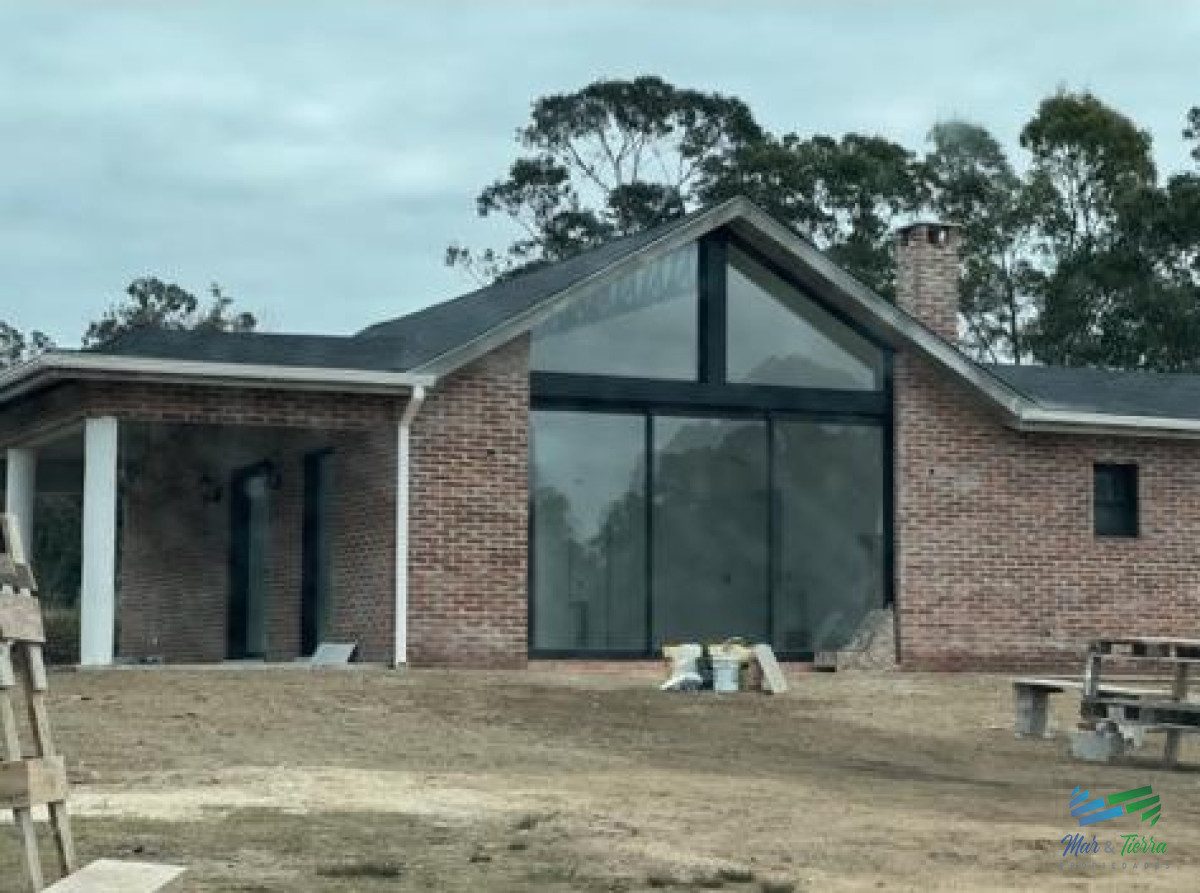 Chacra ID.4430 - Muy linda casa, solida construcción y 6 Has con buen paisajismo, sobre asfalto !