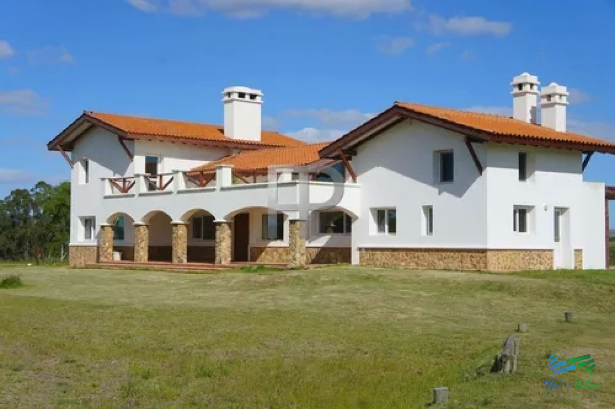 Chacra ID.4188 - Excepcional Casa de campo, Ideal para vivir todo el año, costa de arroyo y a 30 minutos de Punta 