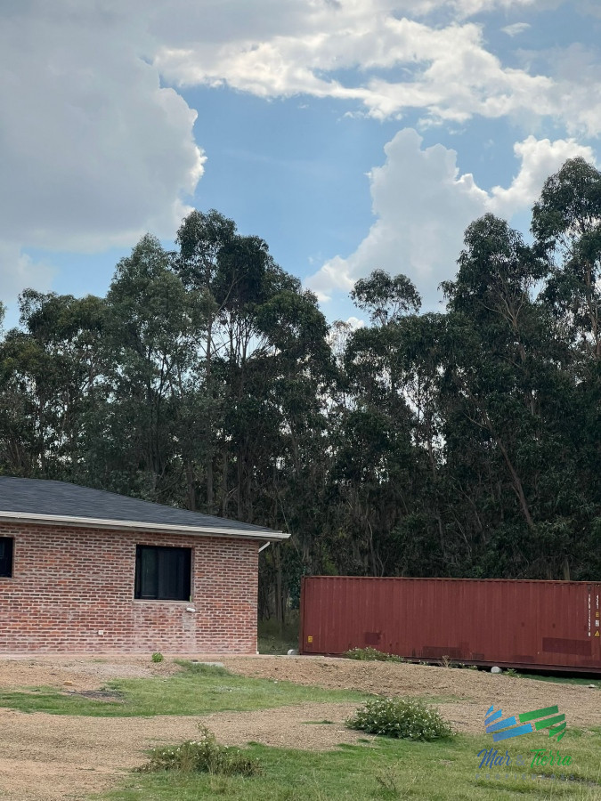 Chacra ID.4430 - Muy linda casa, solida construcción y 6 Has con buen paisajismo, sobre asfalto !