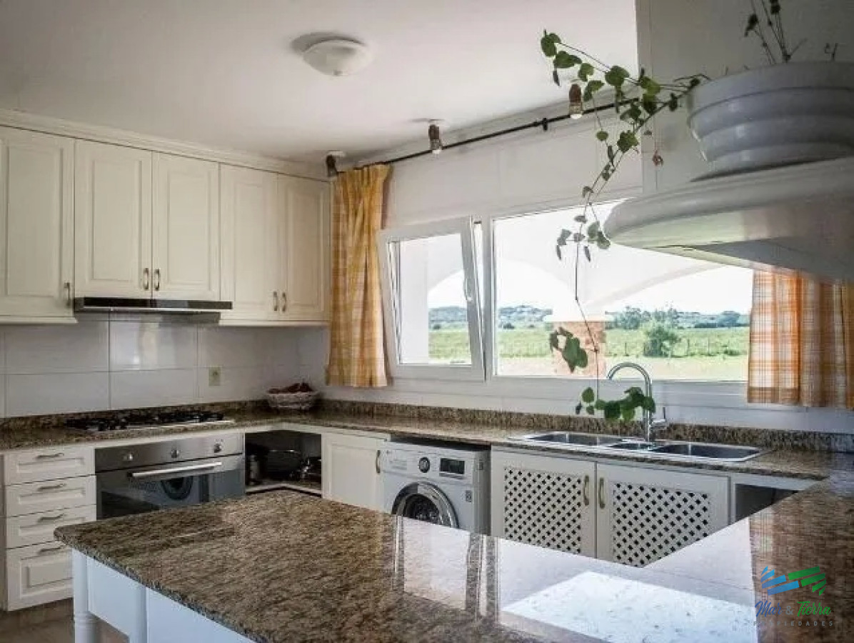 Chacra ID.4188 - Excepcional Casa de campo, Ideal para vivir todo el año, costa de arroyo y a 30 minutos de Punta 