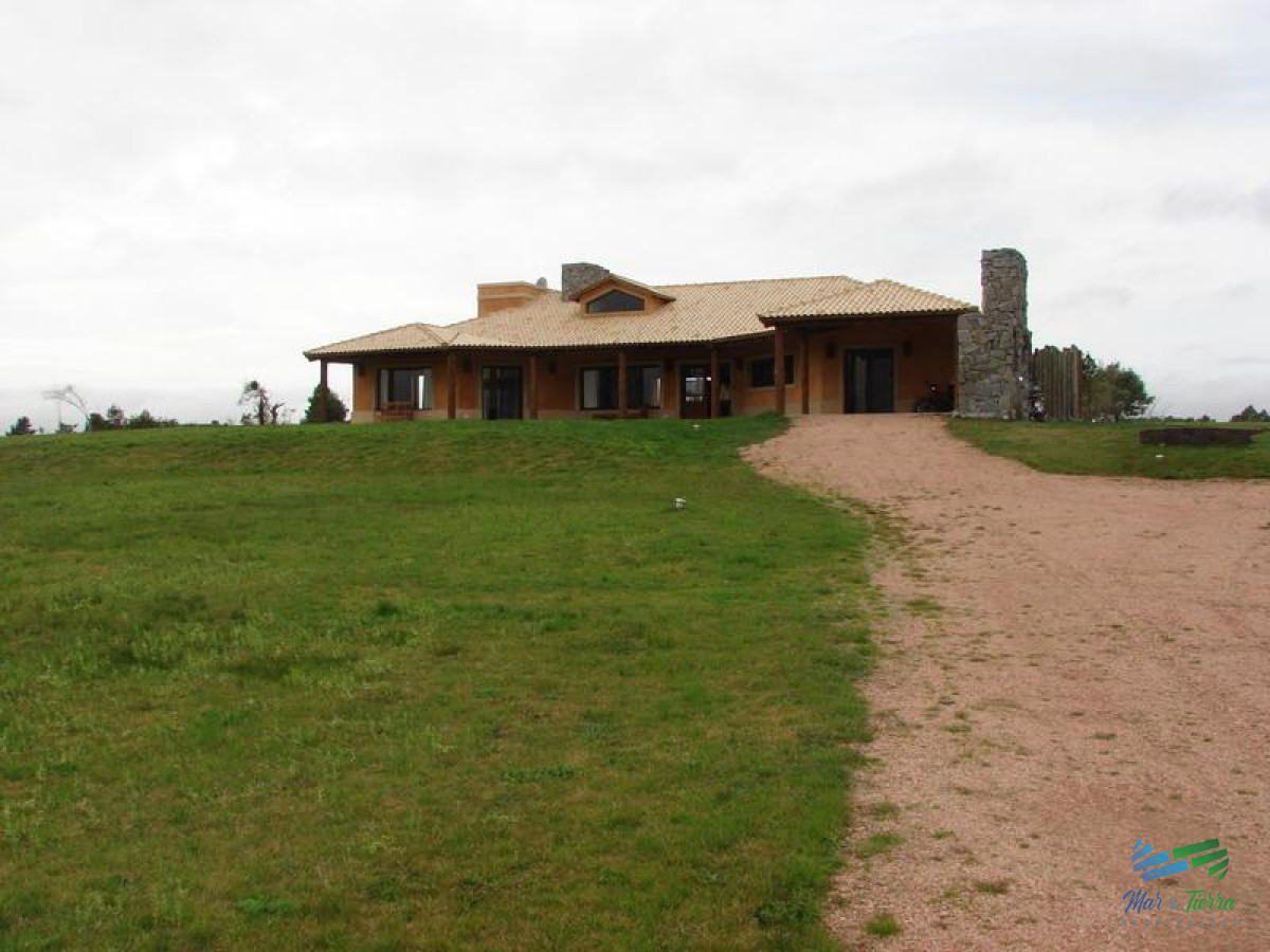 Chacra ID.2526 - Casa en venta en La Barra, Punta del Este