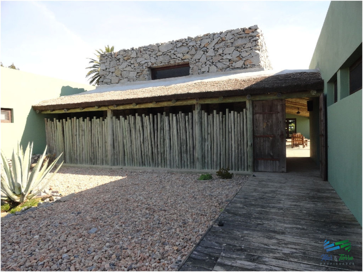 Chacra ID.2040 - Casa 5 dormitorios a 1 cuadra del mar.