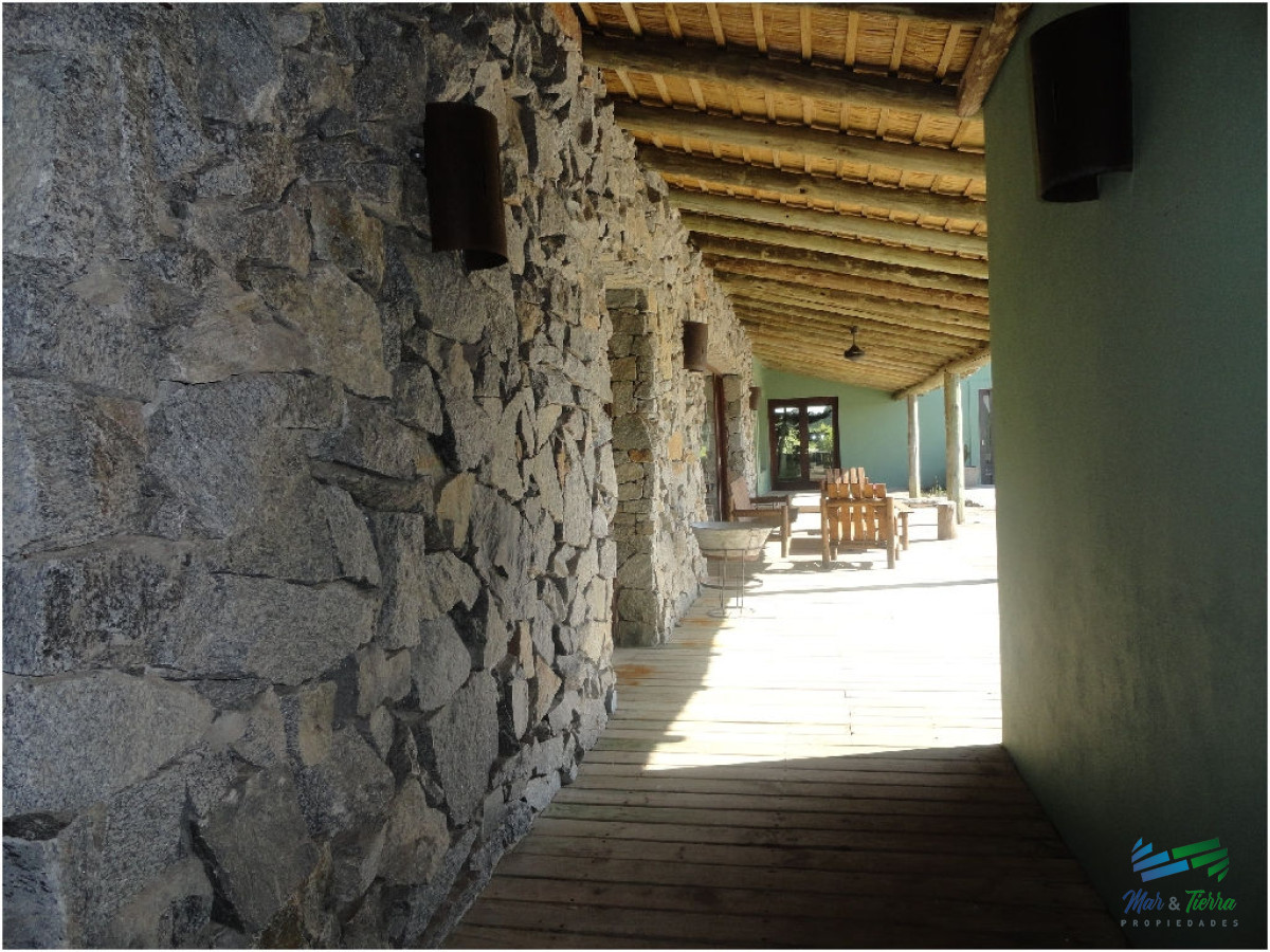 Chacra ID.2040 - Casa 5 dormitorios a 1 cuadra del mar.