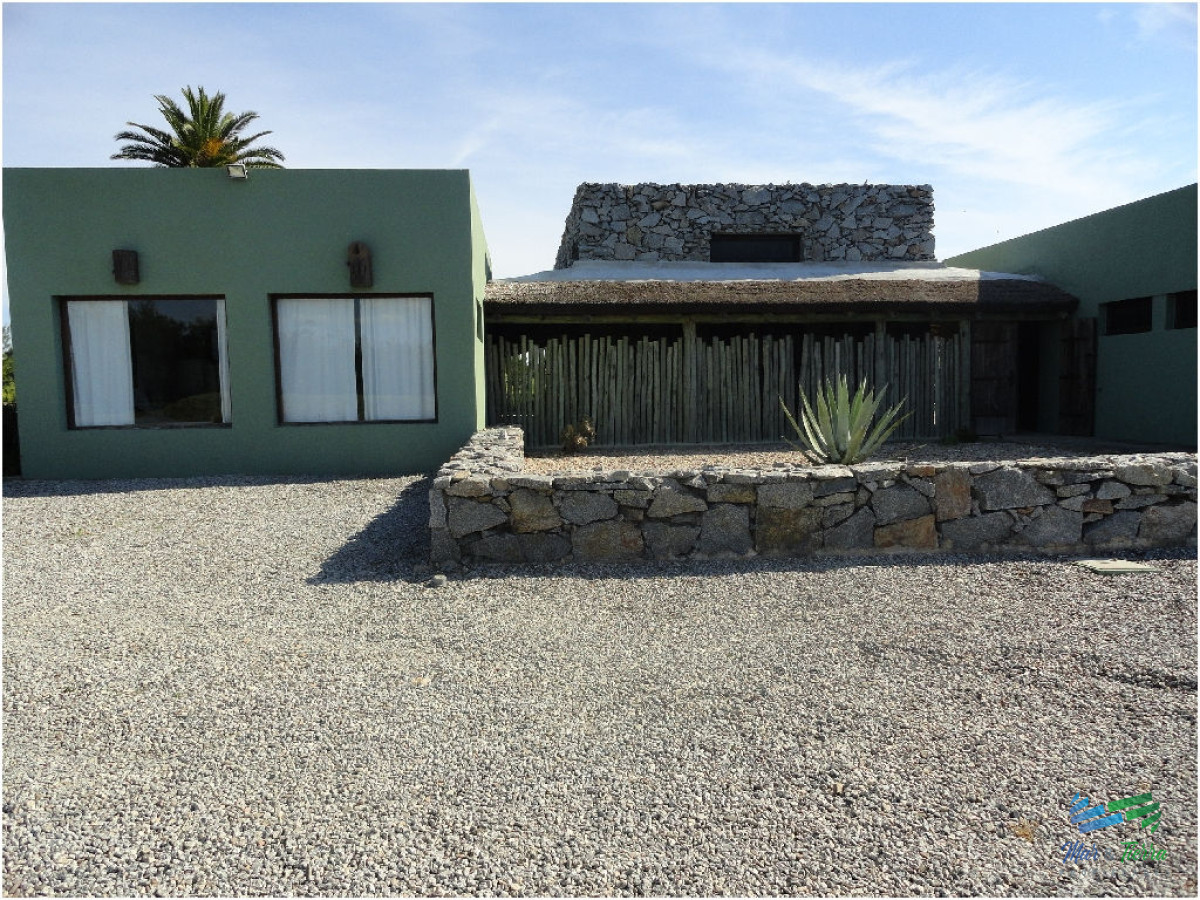 Chacra ID.2040 - Casa 5 dormitorios a 1 cuadra del mar.