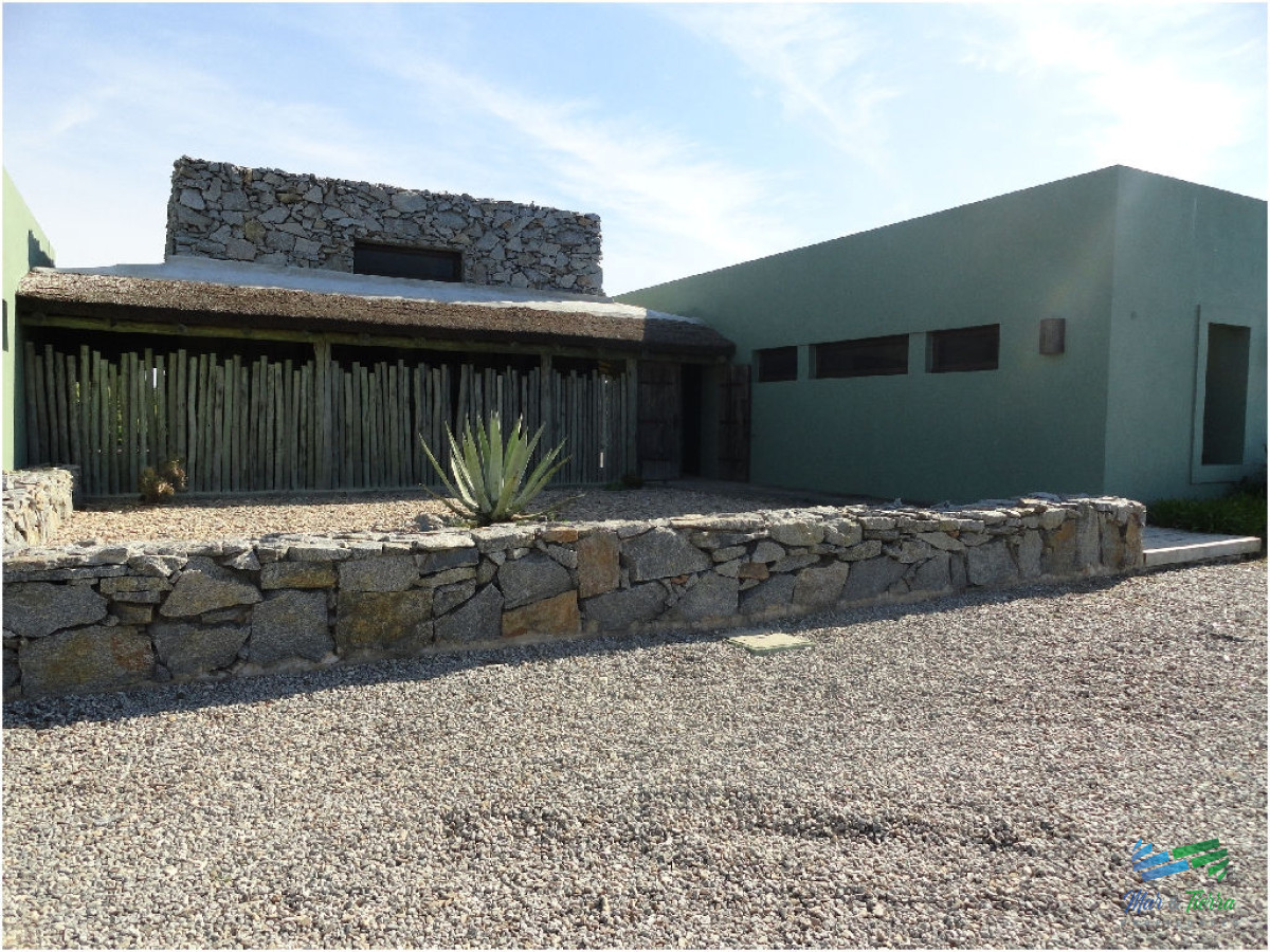 Chacra ID.2040 - Casa 5 dormitorios a 1 cuadra del mar.