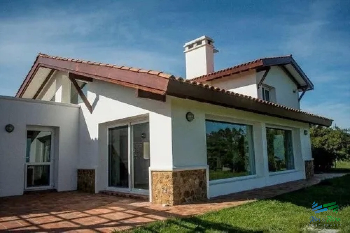 Chacra ID.4188 - Excepcional Casa de campo, Ideal para vivir todo el año, costa de arroyo y a 30 minutos de Punta 