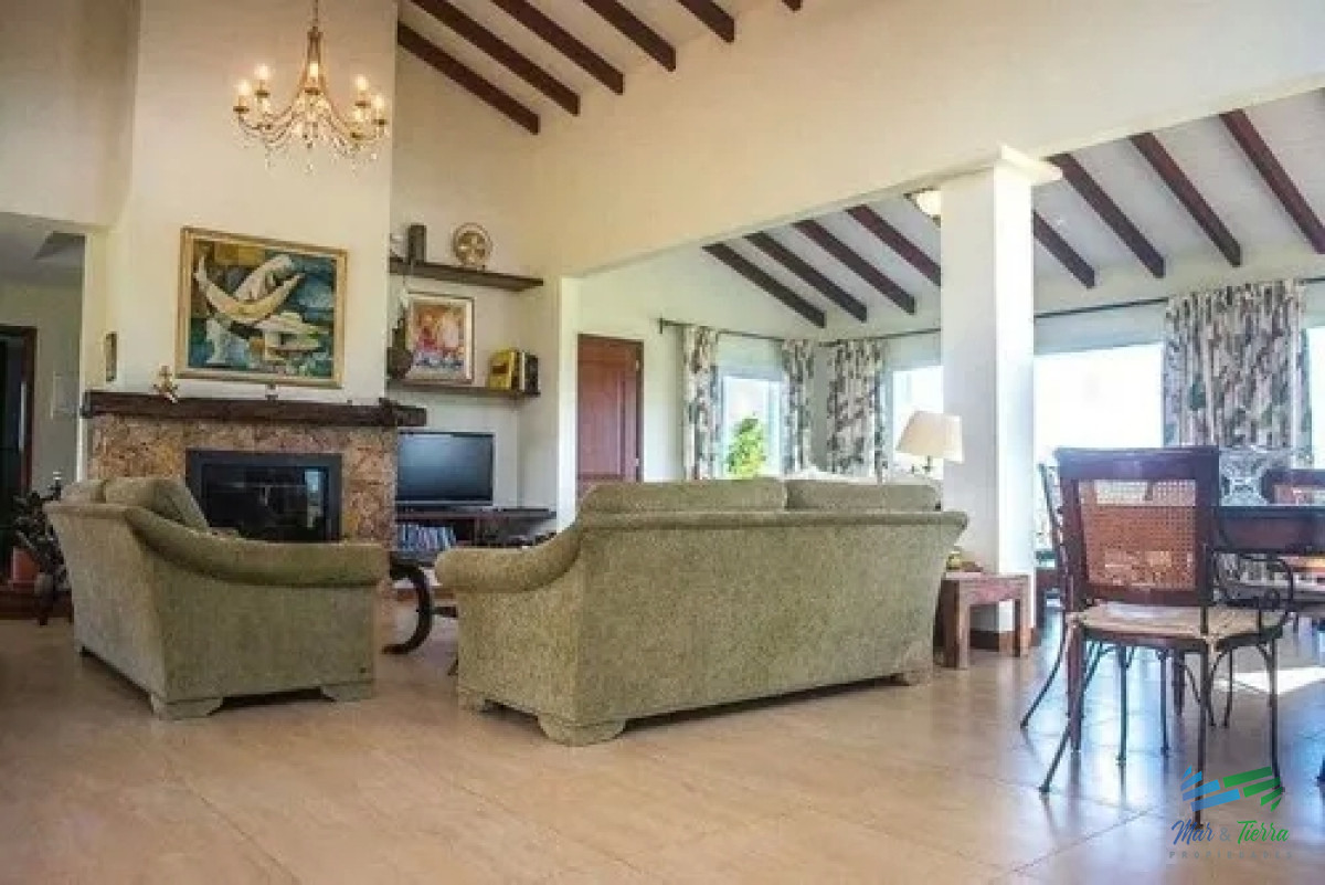 Chacra ID.3668 - Casa tipo Colonial en chacra 10 Has bien ubicada