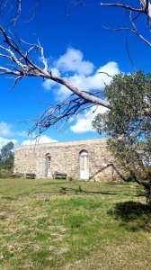 BAJO DE PRECIO !!! Muy linda casa de piedra, 9 has en las sierras y con 500 olivos