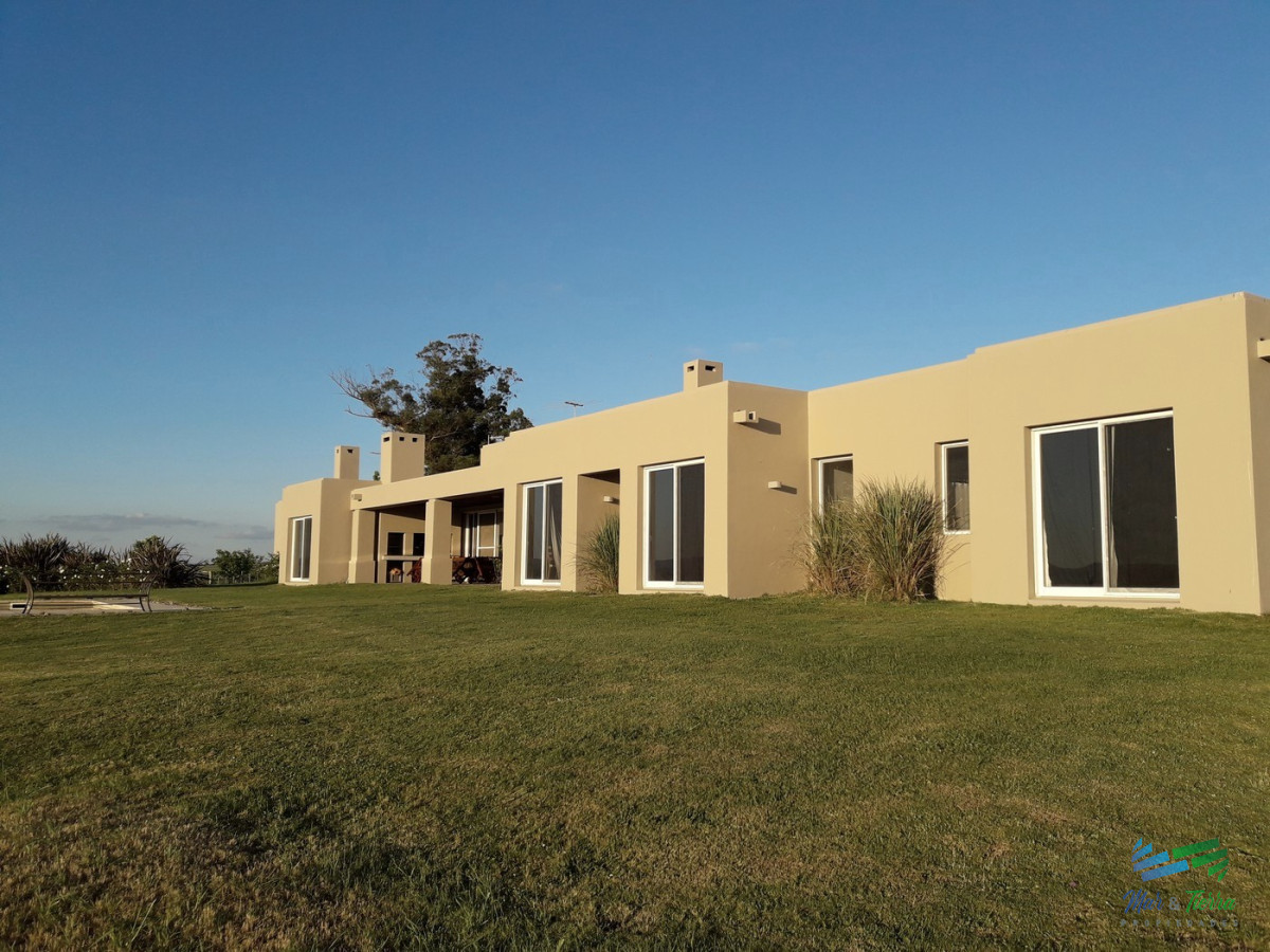 Muy lindo campo en Jose Ignacio con importante casa y costa al arroyo Jose Ignacio - GoPunta - Portal Inmobiliario de Punta del Este - Maldonado