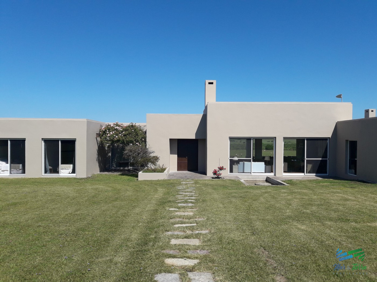 Muy lindo campo en Jose Ignacio con importante casa y costa al arroyo Jose Ignacio - GoPunta - Portal Inmobiliario de Punta del Este - Maldonado