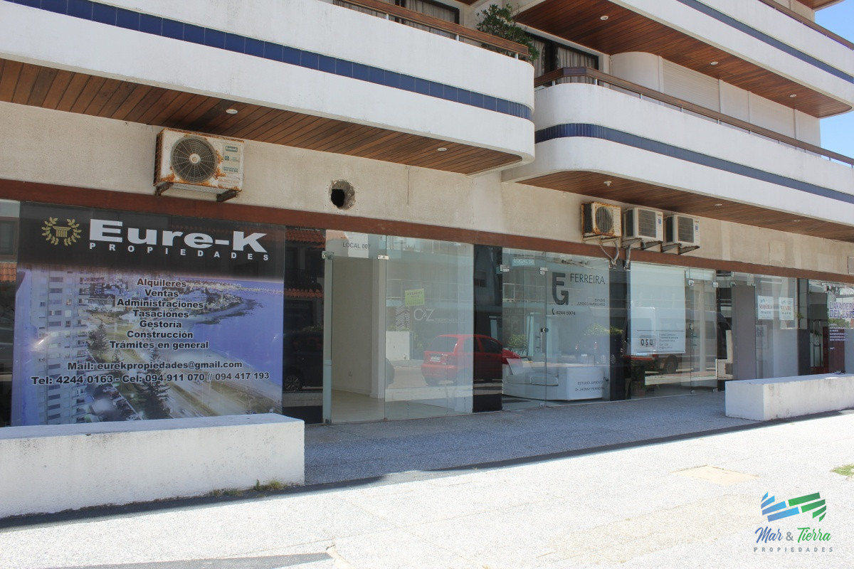 Se vende local a la calle en Punta del Este, zona Peninsula.