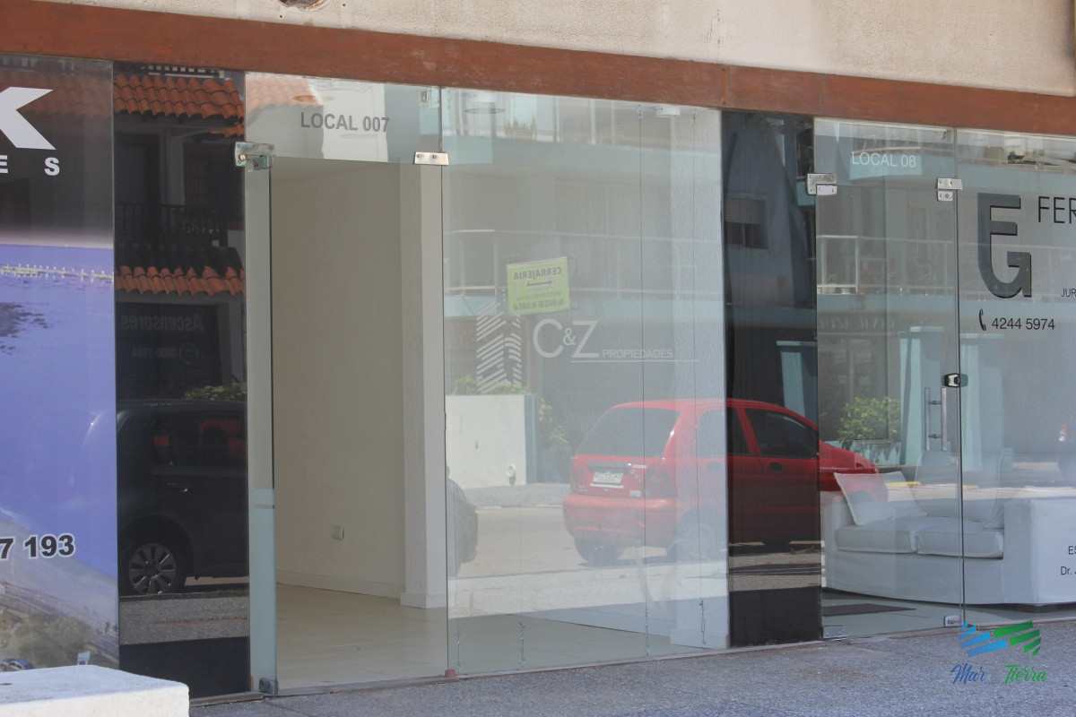 Local Comercial ID.2065 - Se vende local a la calle en Punta del Este, zona Peninsula.