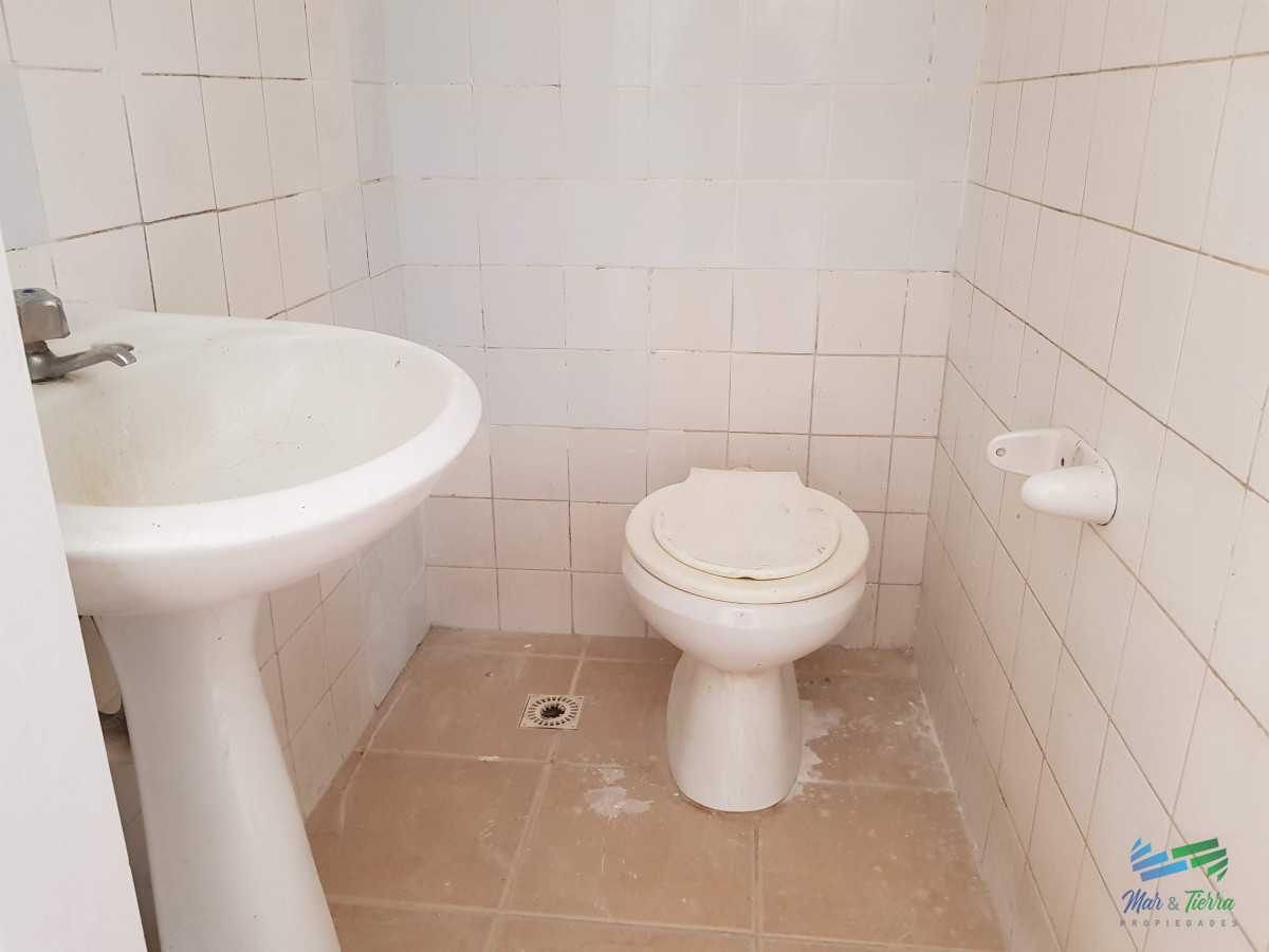 Local Comercial ID.2081 - En venta Local a la calle con baño en Peninsula, Punta del Este.