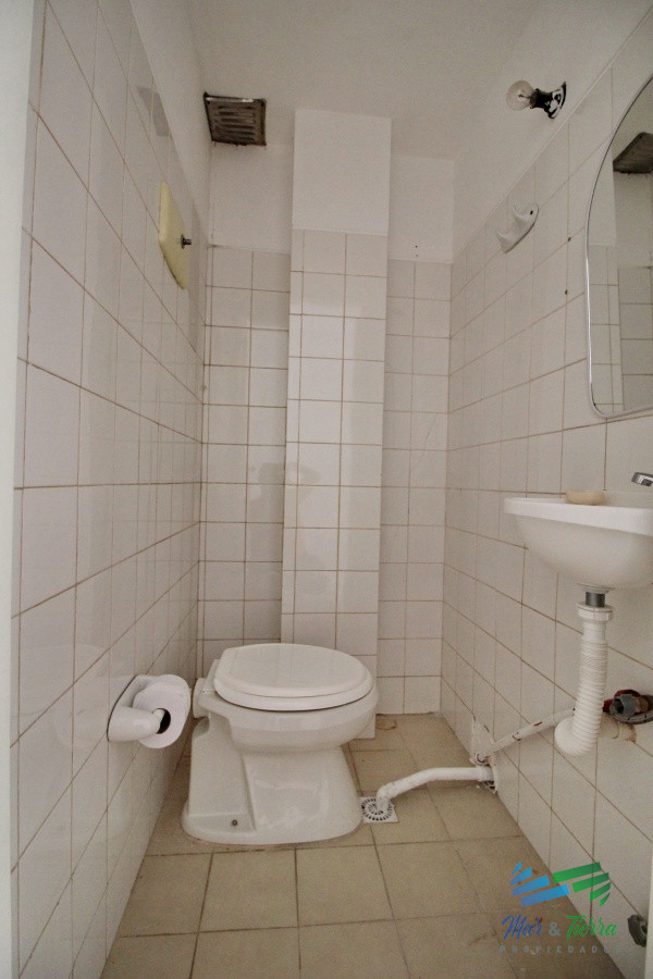 Local Comercial ID.2065 - Se vende local a la calle en Punta del Este, zona Peninsula.