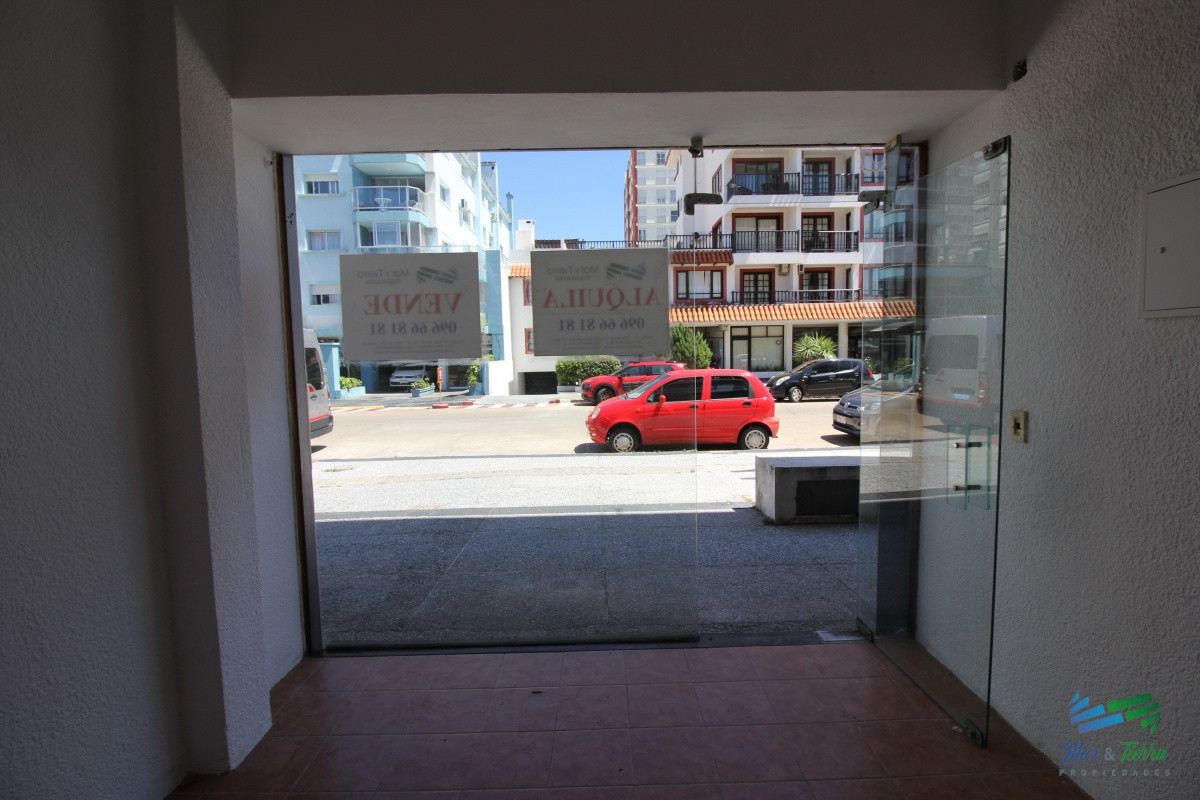 Local Comercial ID.2081 - En venta Local a la calle con baño en Peninsula, Punta del Este.