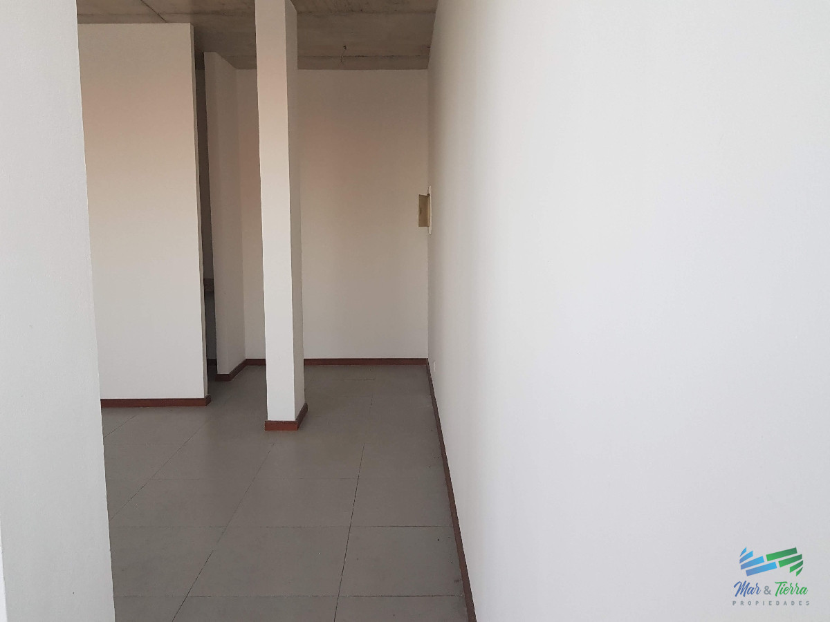 Local Comercial ID.2133 - Local a la calle con cochera en Maldonado.