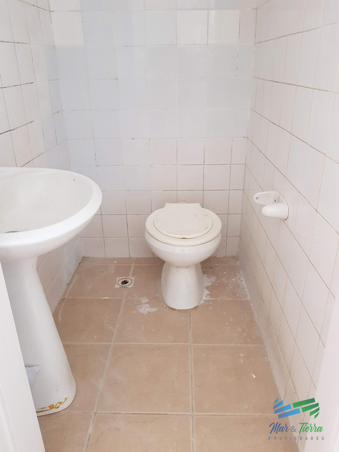 Local Comercial ID.2081 - En venta Local a la calle con baño en Peninsula, Punta del Este.