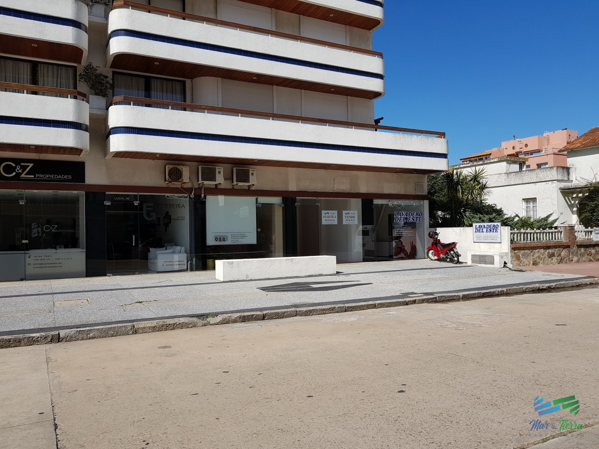 Local Comercial ID.2081 - En venta Local a la calle con baño en Peninsula, Punta del Este.
