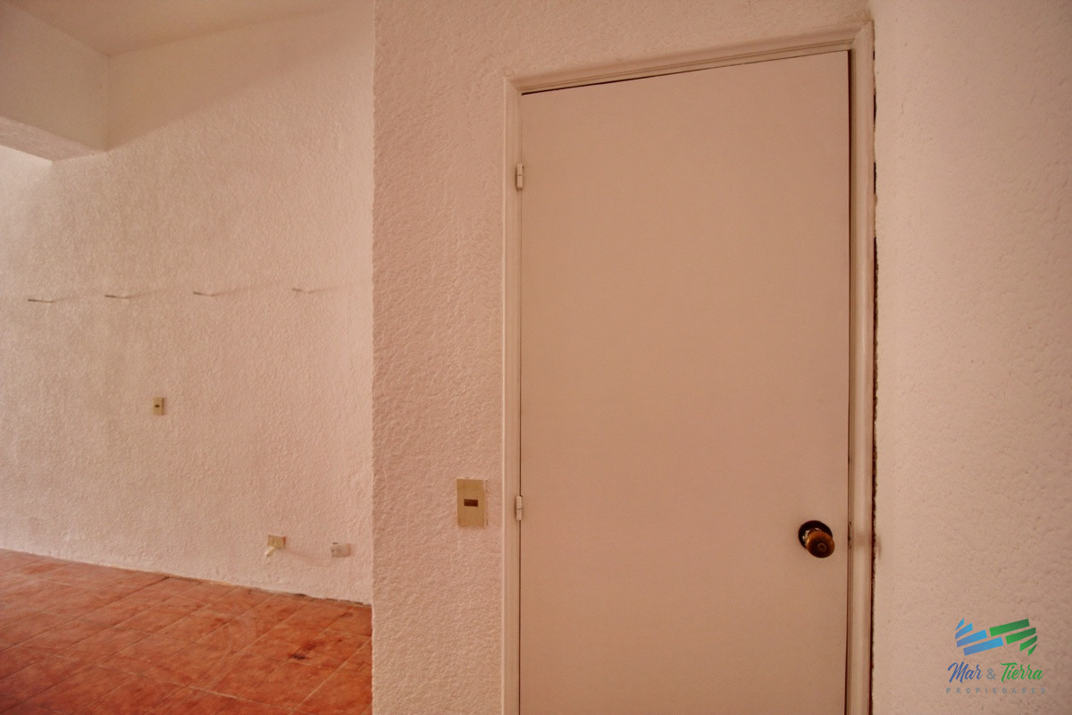 Local Comercial ID.2081 - En venta Local a la calle con baño en Peninsula, Punta del Este.