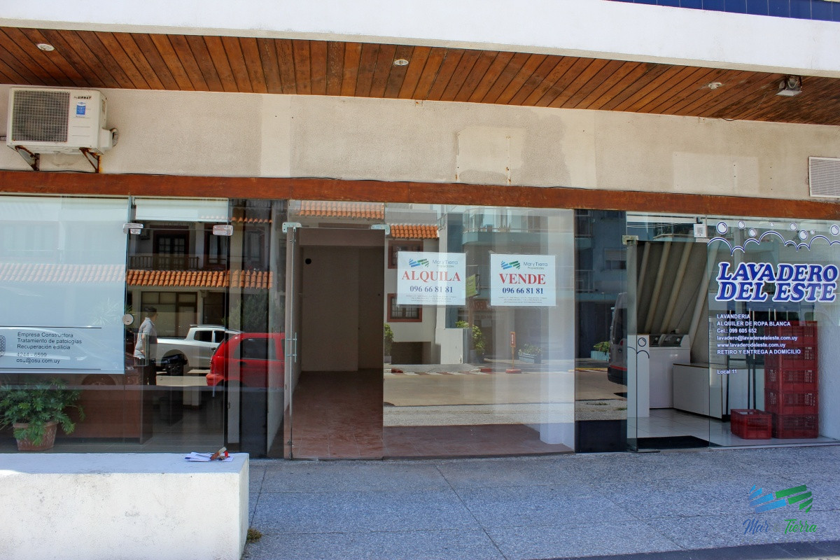 Local Comercial ID.2081 - En venta Local a la calle con baño en Peninsula, Punta del Este.