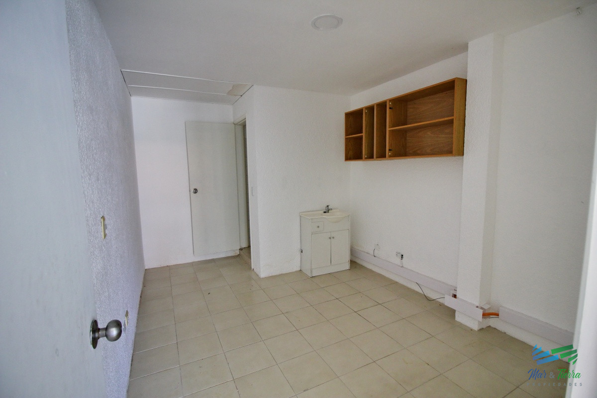 Local Comercial ID.2065 - Se vende local a la calle en Punta del Este, zona Peninsula.