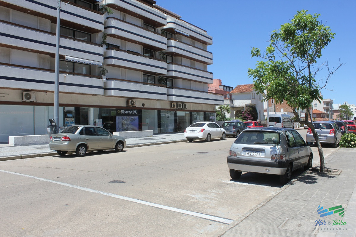 Local Comercial ID.2065 - Se vende local a la calle en Punta del Este, zona Peninsula.
