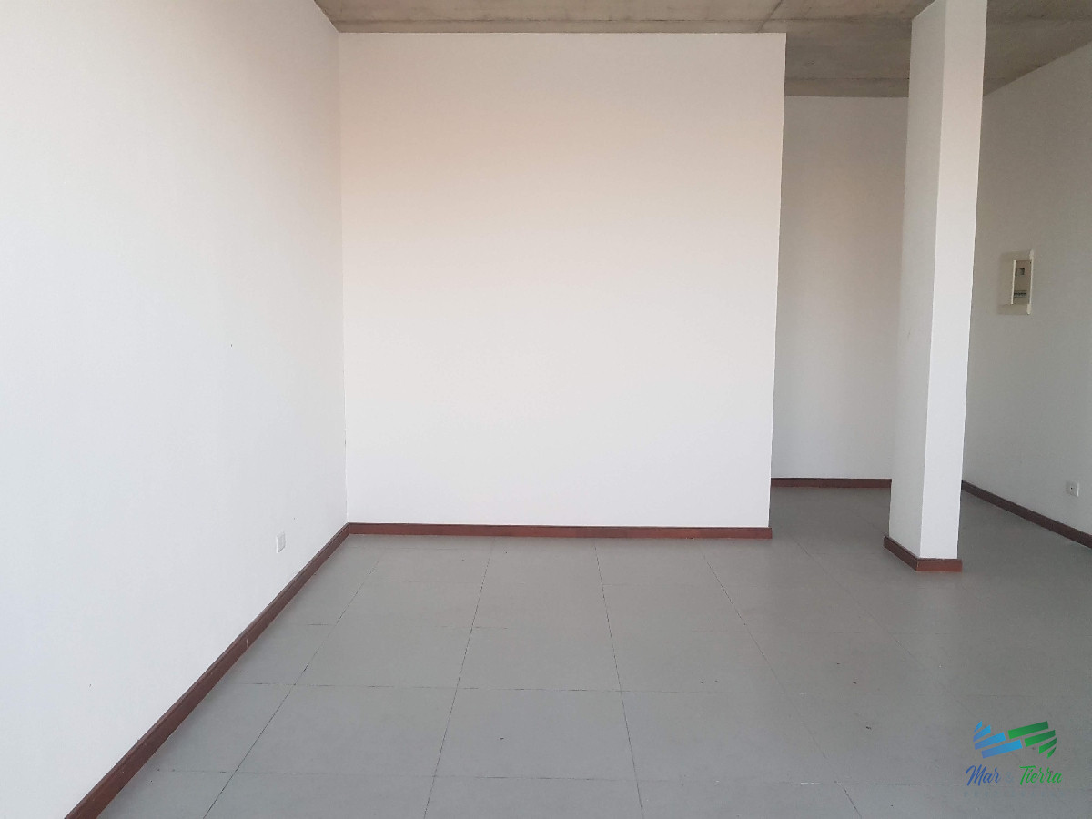 Local Comercial ID.2133 - Local a la calle con cochera en Maldonado.