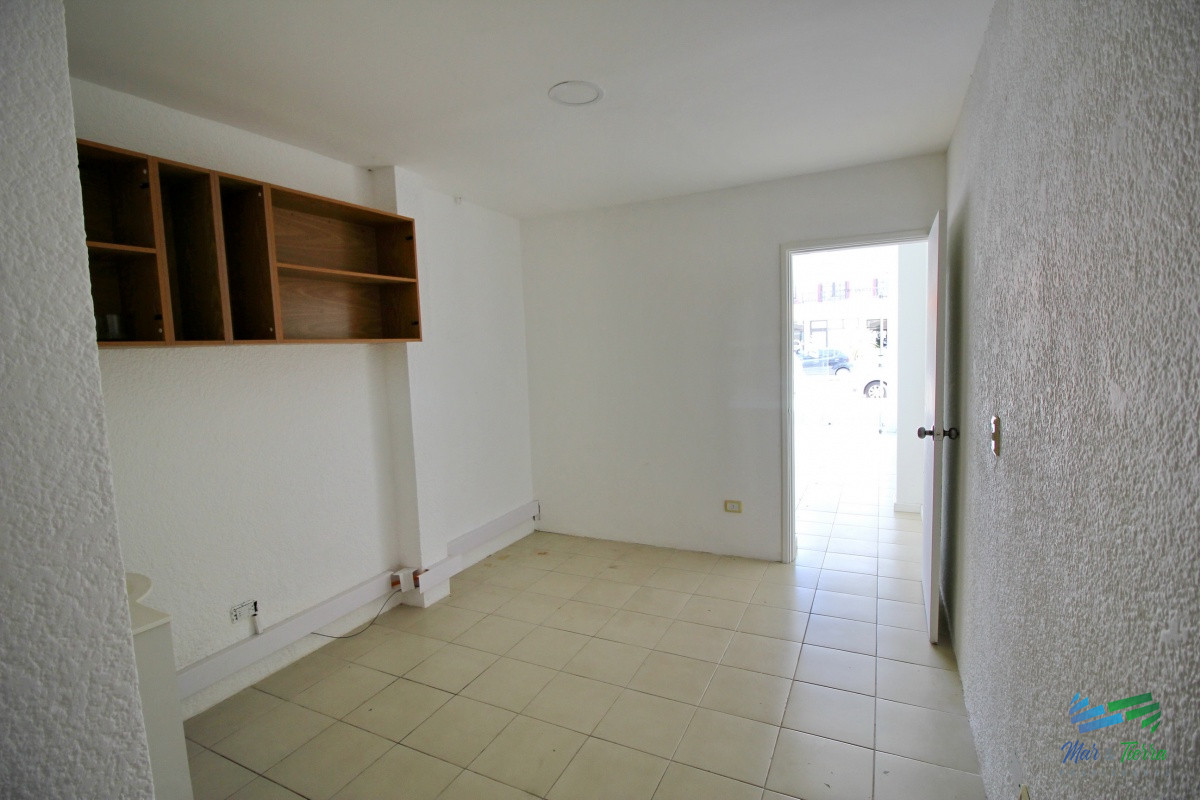 Local Comercial ID.2065 - Se vende local a la calle en Punta del Este, zona Peninsula.