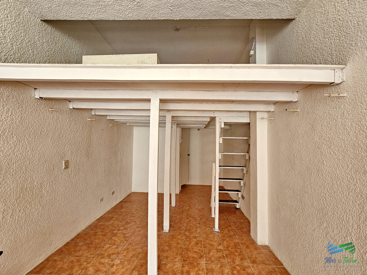 Local Comercial ID.2081 - En venta Local a la calle con baño en Peninsula, Punta del Este.