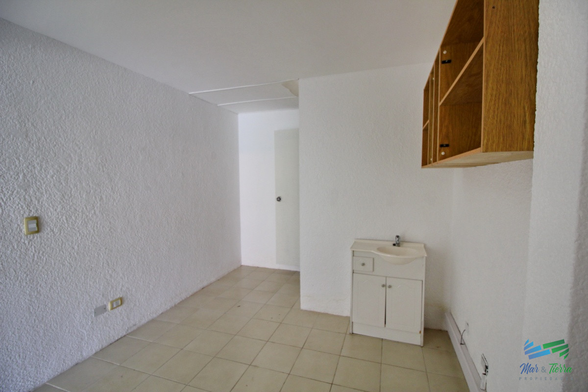 Local Comercial ID.2065 - Se vende local a la calle en Punta del Este, zona Peninsula.