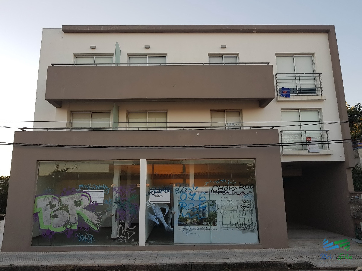 Local Comercial ID.2133 - Local a la calle con cochera en Maldonado.