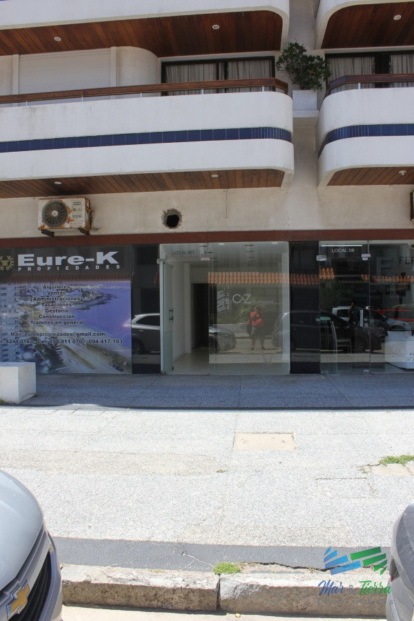 Local Comercial ID.2065 - Se vende local a la calle en Punta del Este, zona Peninsula.