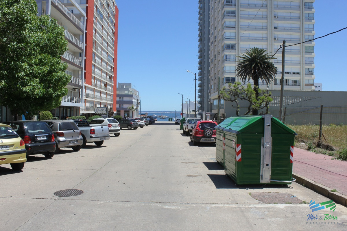 Local Comercial ID.2065 - Se vende local a la calle en Punta del Este, zona Peninsula.