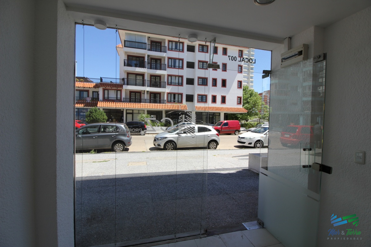 Local Comercial ID.2065 - Se vende local a la calle en Punta del Este, zona Peninsula.