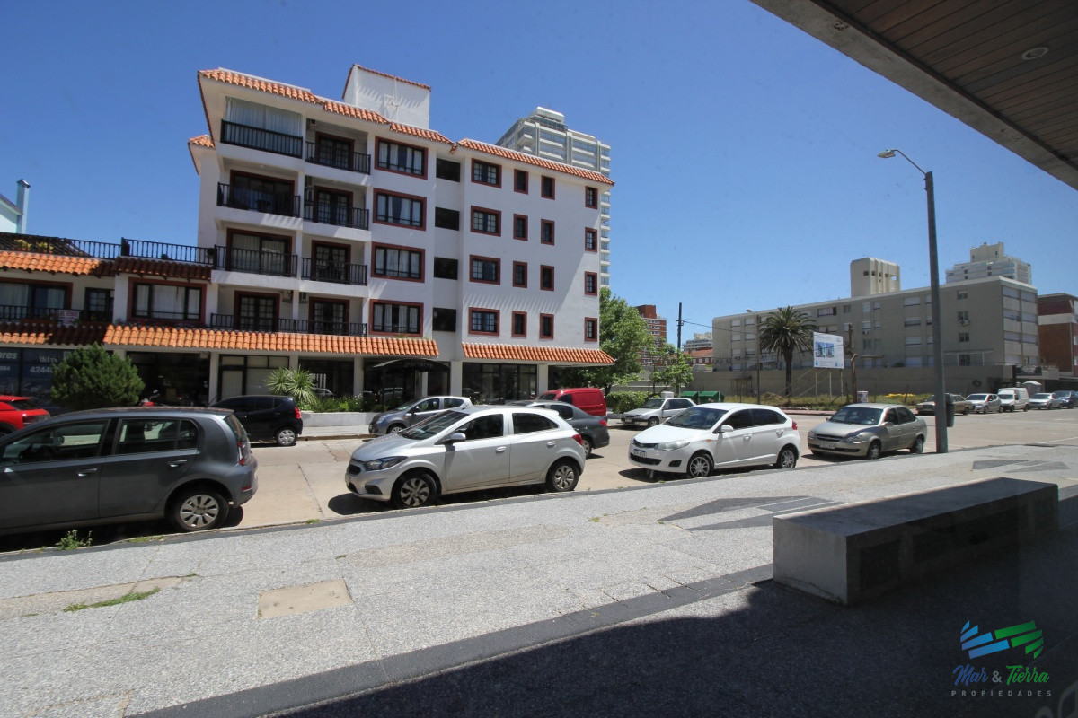 Local Comercial ID.2065 - Se vende local a la calle en Punta del Este, zona Peninsula.