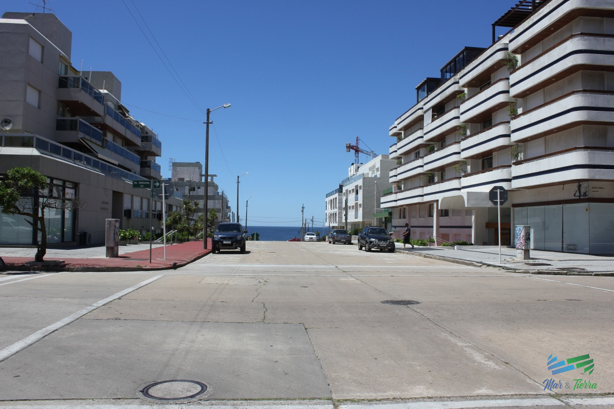 Local Comercial ID.2065 - Se vende local a la calle en Punta del Este, zona Peninsula.
