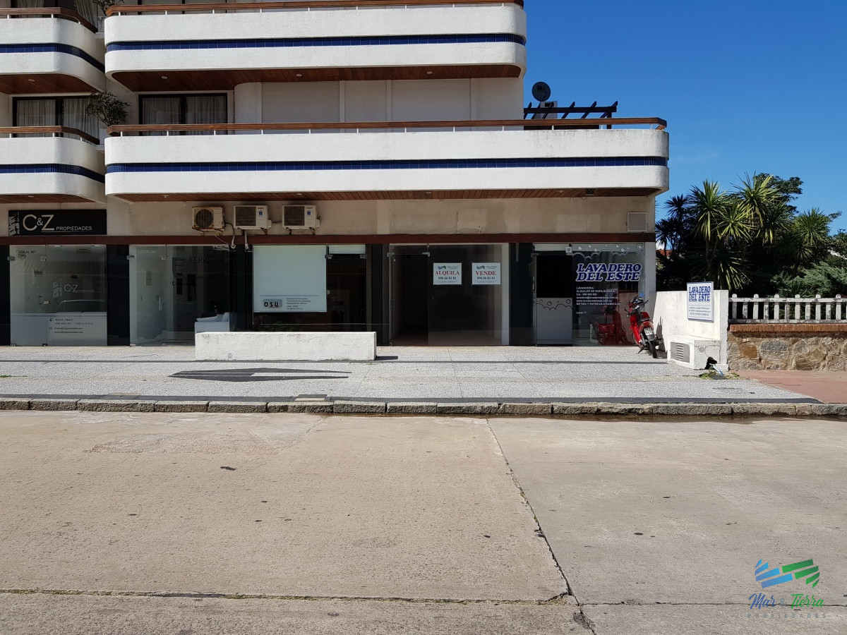 Local Comercial ID.2081 - En venta Local a la calle con baño en Peninsula, Punta del Este.