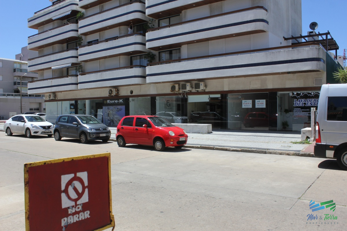 Local Comercial ID.2065 - Se vende local a la calle en Punta del Este, zona Peninsula.