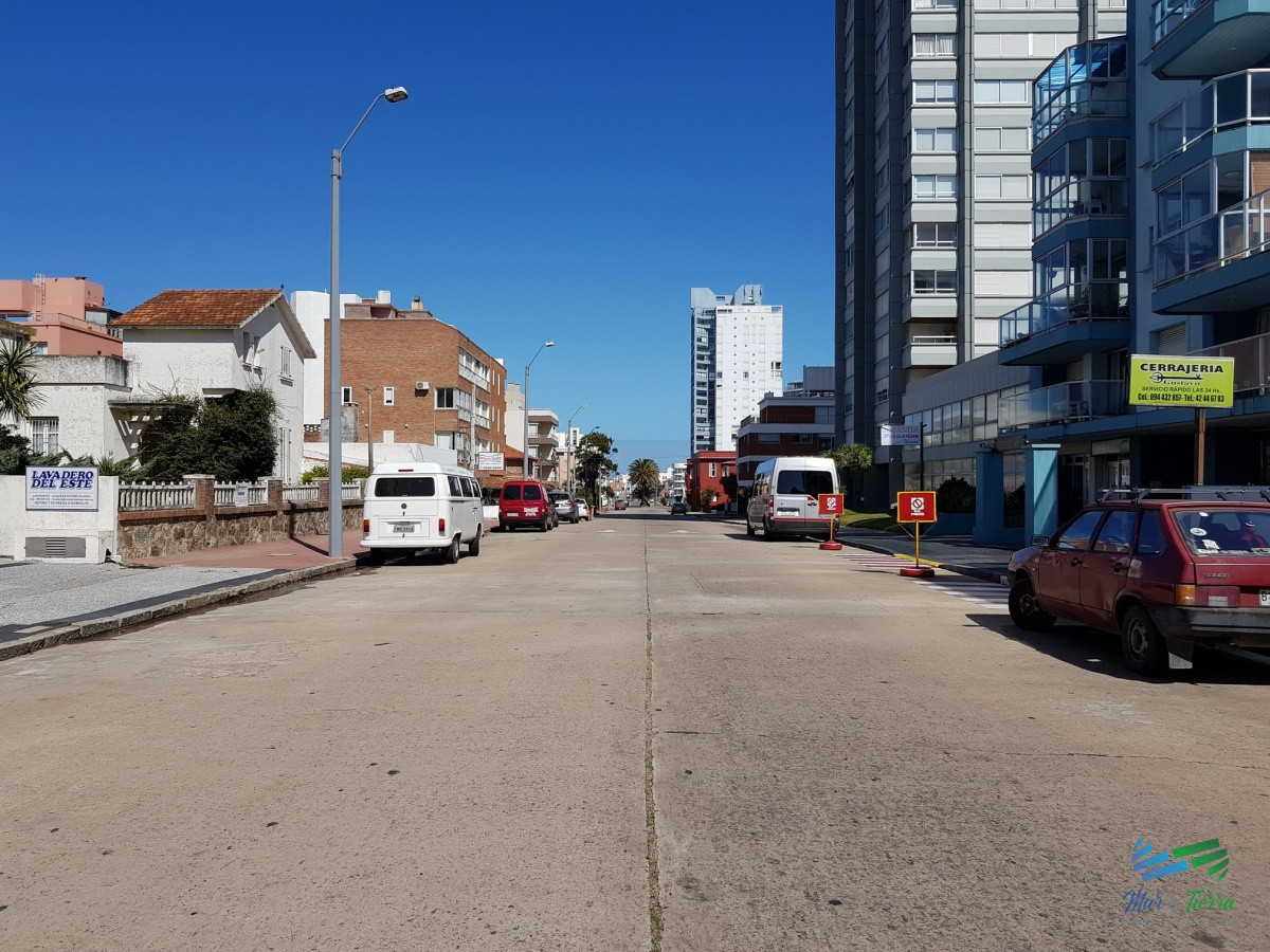 Local Comercial ID.2081 - En venta Local a la calle con baño en Peninsula, Punta del Este.