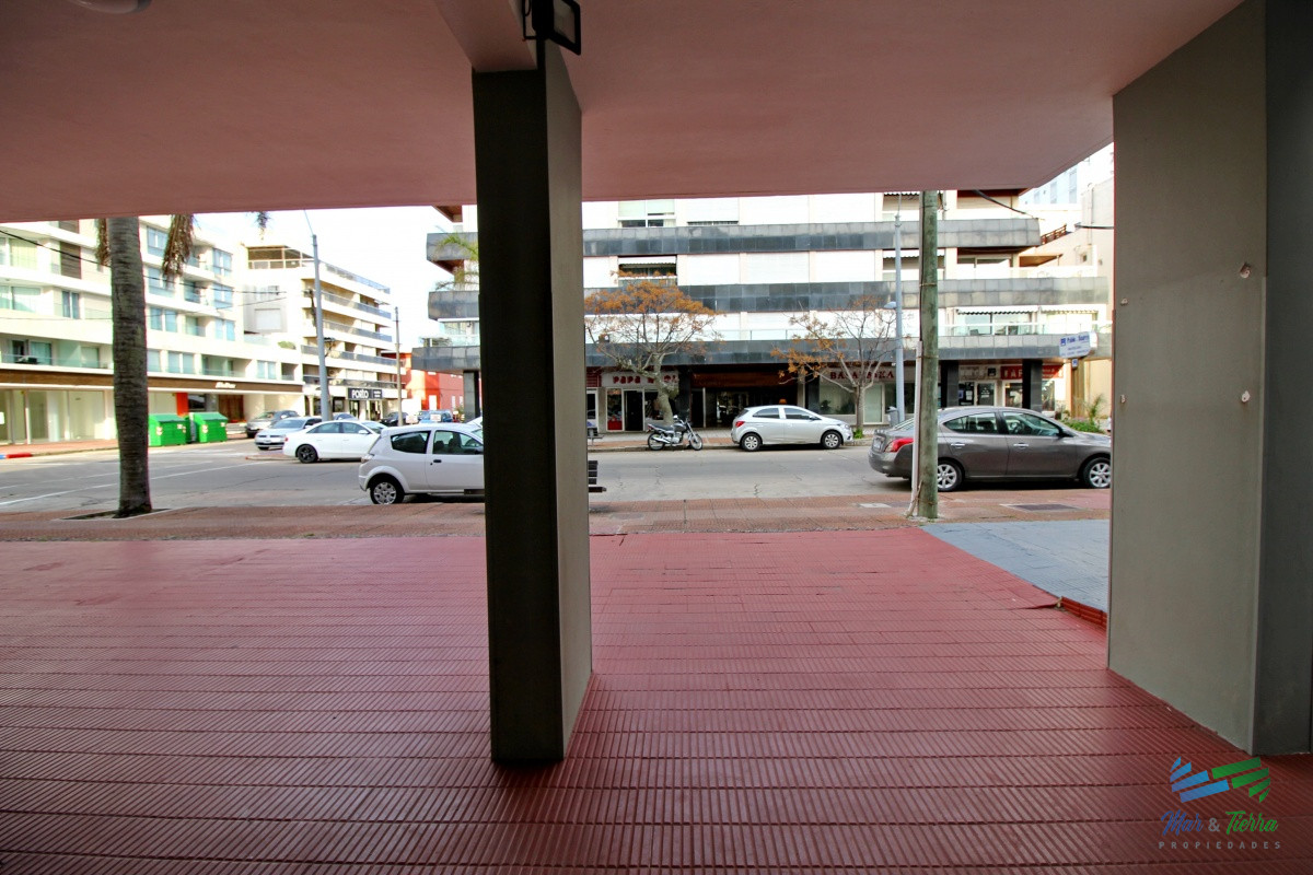 Local Comercial ID.2833 - VENDO LOCAL A LA CALLE CON BAÑO SOBRE GORLERO, PUNTA DEL ESTE