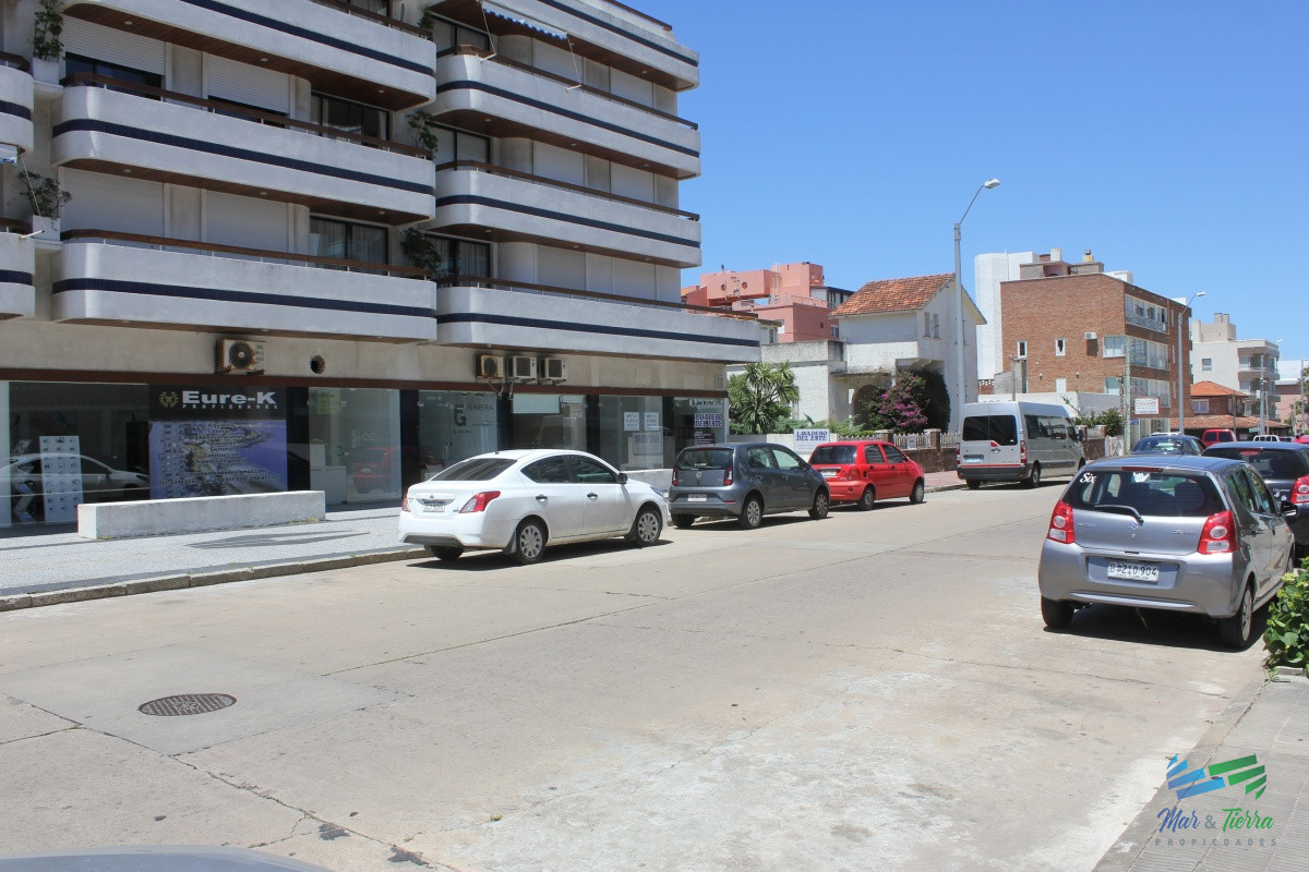Local Comercial ID.2065 - Se vende local a la calle en Punta del Este, zona Peninsula.