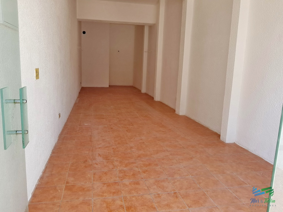 Local Comercial ID.2081 - En venta Local a la calle con baño en Peninsula, Punta del Este.