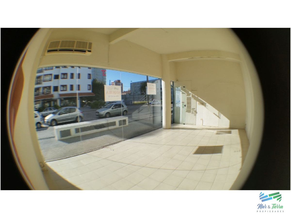 Local Comercial ID.2066 - Vendo local a la calle con muy buen frente vidriado.