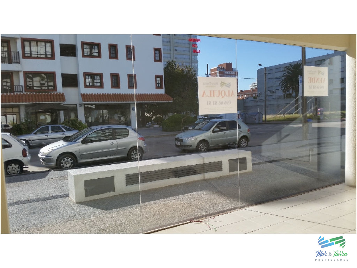 Local Comercial ID.2066 - Vendo local a la calle con muy buen frente vidriado.
