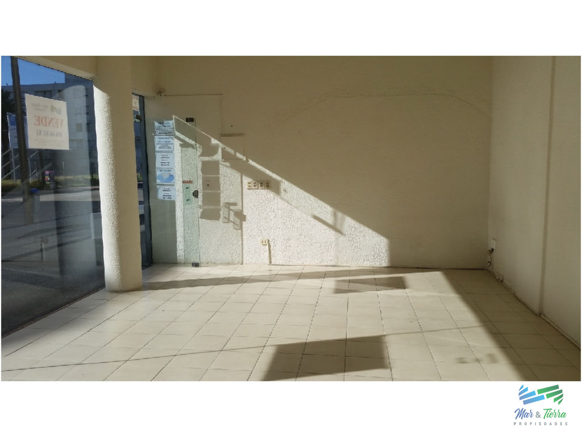 Local Comercial ID.2066 - Vendo local a la calle con muy buen frente vidriado.