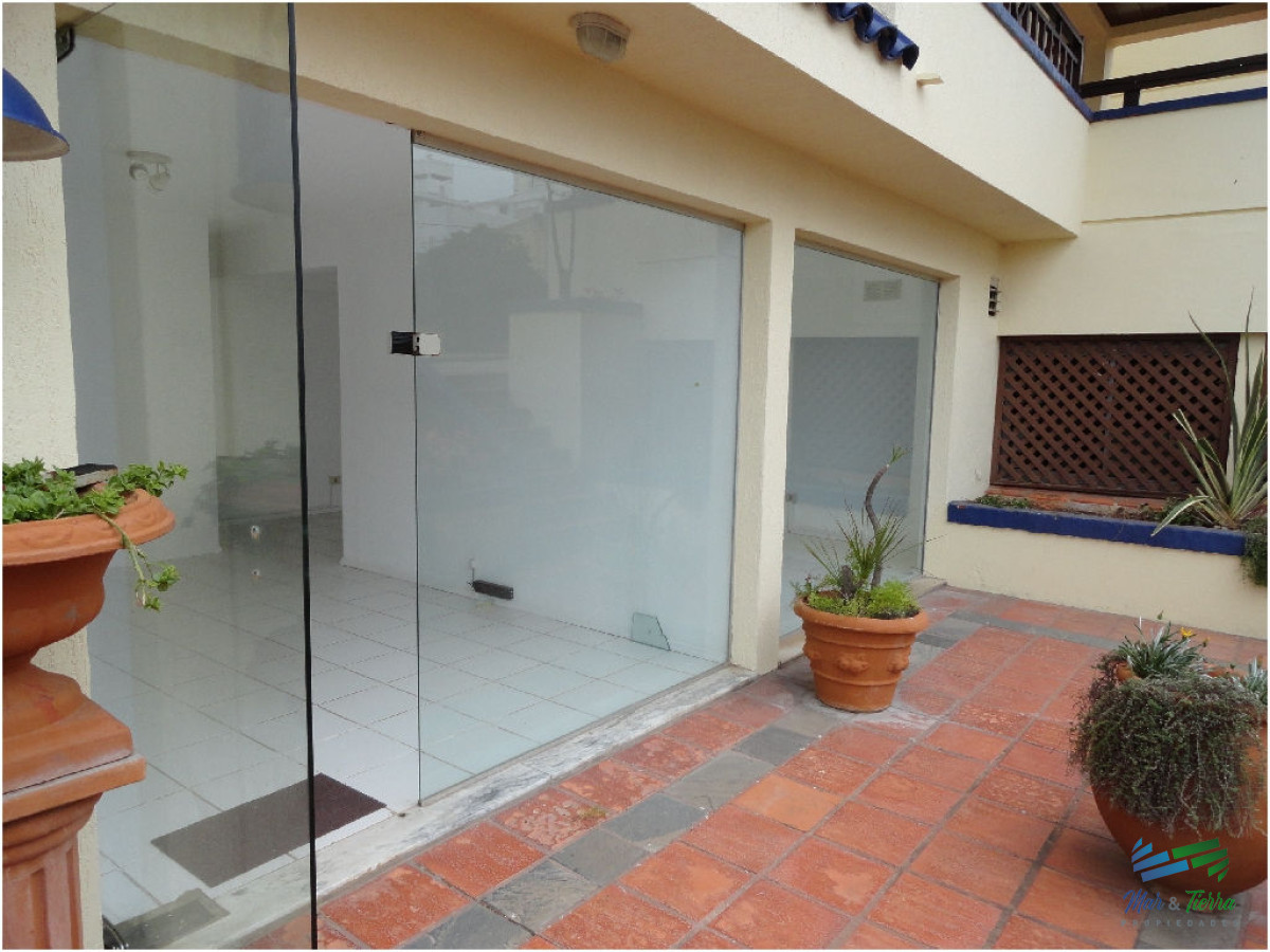Local Comercial ID.2069 - Local en Punta del Este, Península