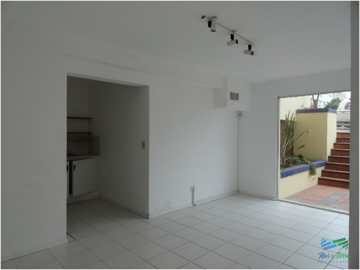 Local Comercial ID.2069 - Local en Punta del Este, Península