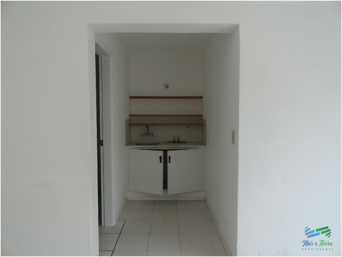 Local Comercial ID.2069 - Local en Punta del Este, Península